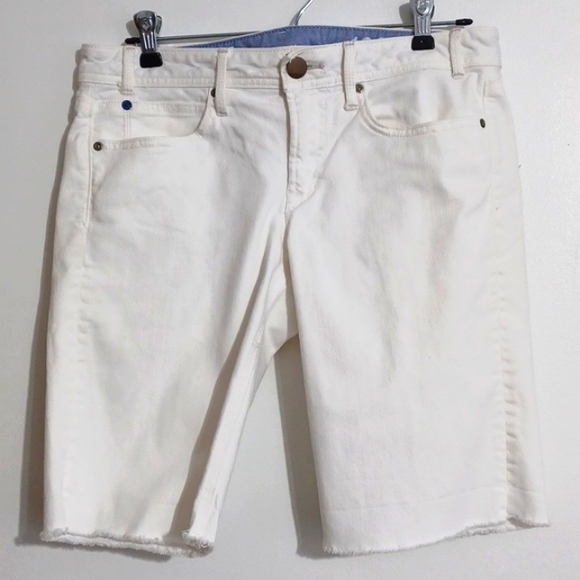GAP 1969 white jean shorts w/ front & back pockets.  Casual shorts.  Size 28/6 - Picture 1 of 16